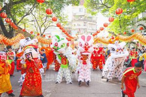 Lễ hội múa Lân thể hiện sự kết hợp giữa nghệ thuật và tín ngưỡng, mang đến không khí vui tươi và may mắn.