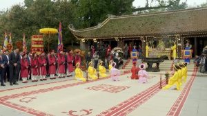 Lễ hội quê hương khắc họa vẻ đẹp truyền thống và tinh thần đoàn kết của cộng đồng.